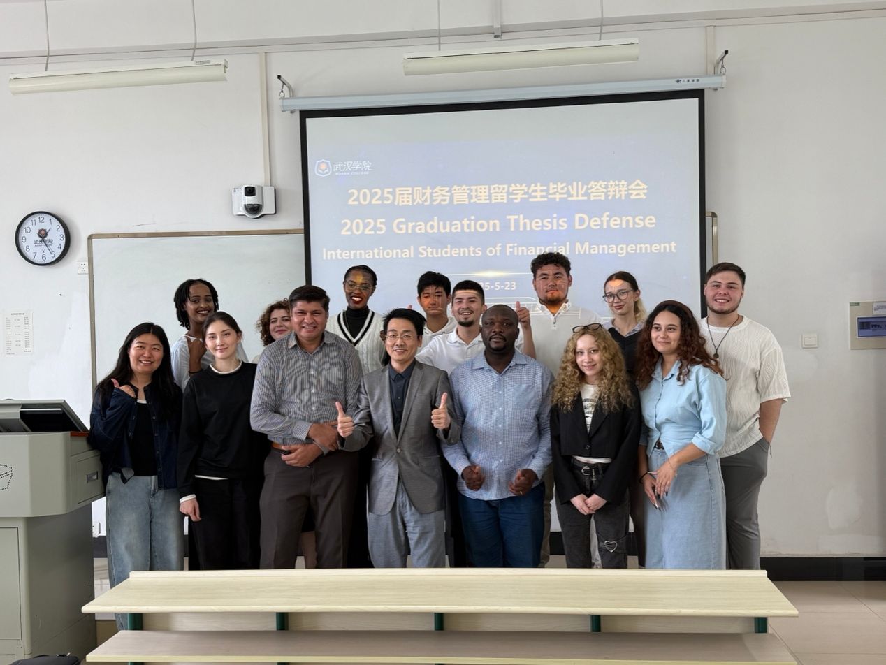 一群人站在室内合影AI 生成的内容可能不正确。