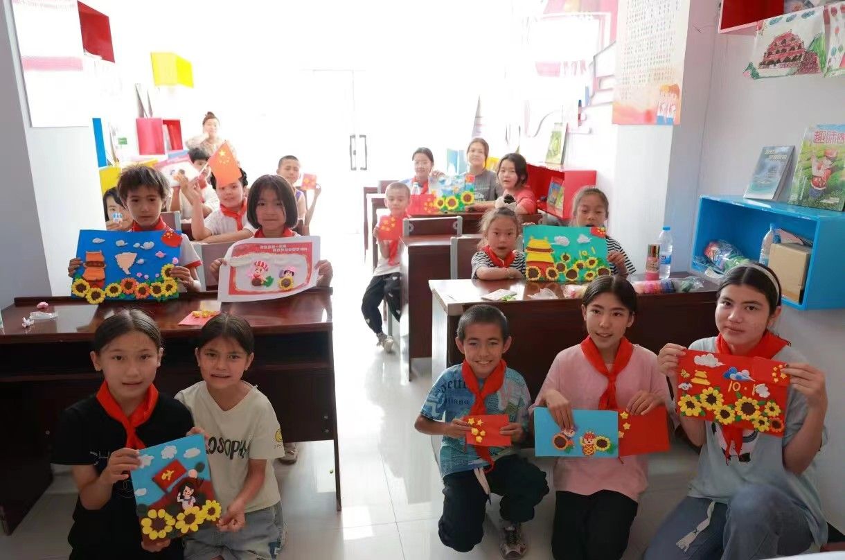 新疆支教-少数民族小朋友们作品合拍