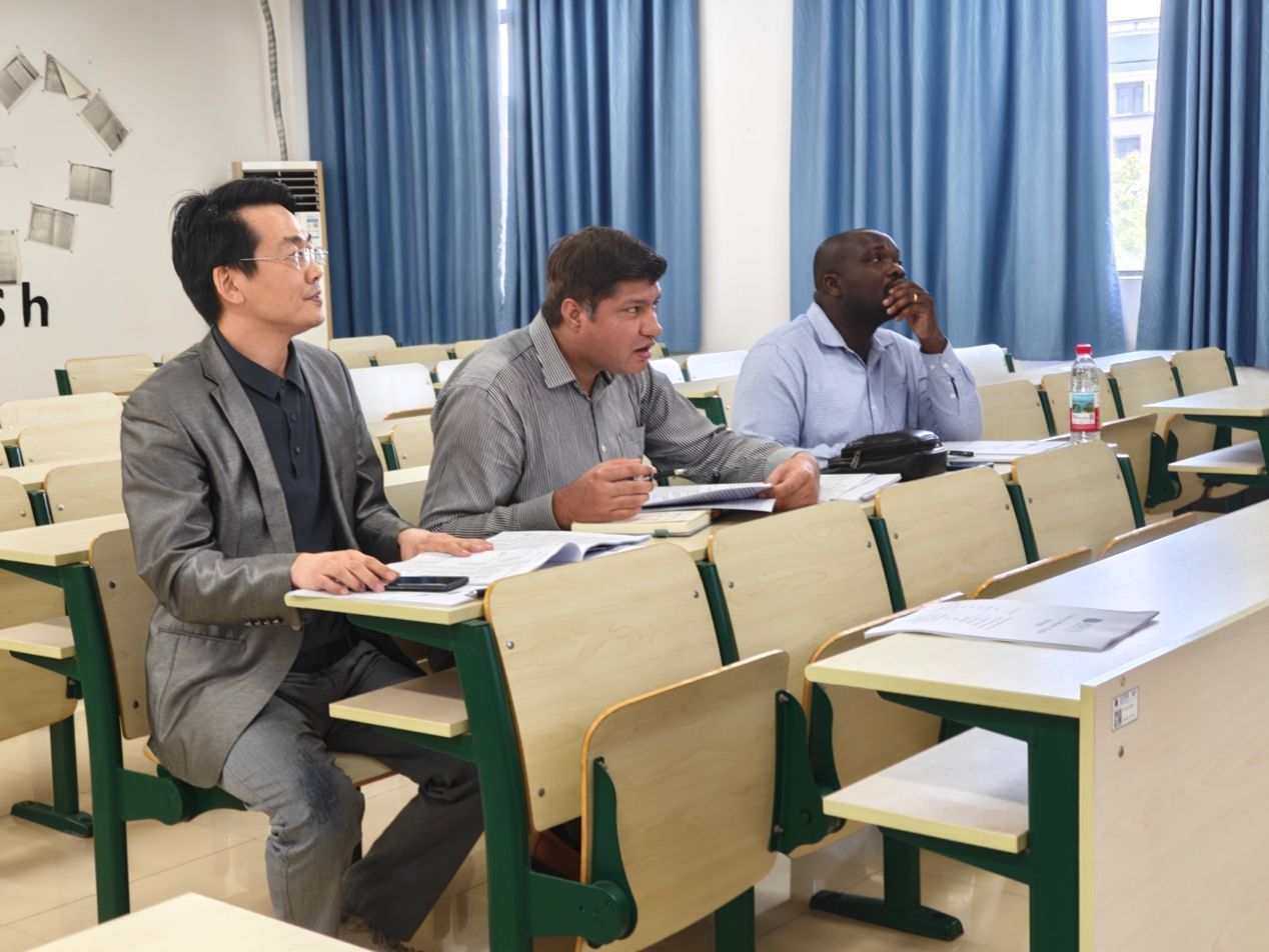 会议室里的人们AI 生成的内容可能不正确。