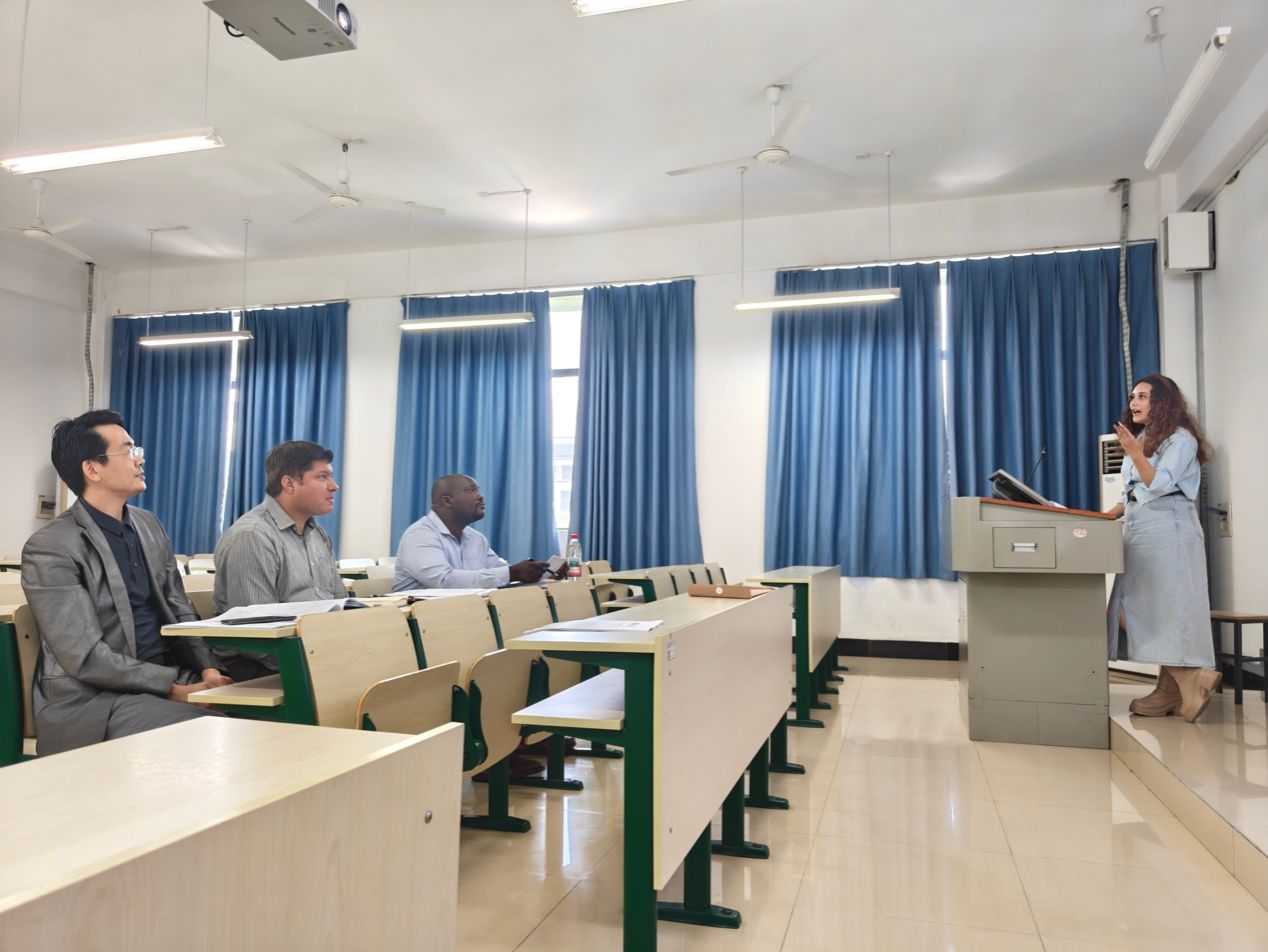 会议室里的人们AI 生成的内容可能不正确。